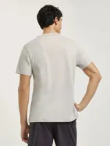 Pijama de algodón compuesto por una remera de manga corta con detalle de costura horizontal en el pecho y un short liso con cintura elástica.