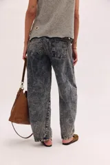 Pantalón jean de algodón con corte barrel y tiro bajo, de color azul, con bolsillos delanteros y traseros.