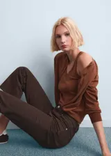 Jeans Sienna de tiro medio color marrón, con diseño de corte recto y sutilmente acampanado en los tobillos.