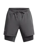 Short de running Under Armour 2 en 1, compuesto por un pantalón corto exterior ligero y un short de compresión integrado. Presenta cintura elástica con cordón, bolsillos laterales y logotipo reflectante de la marca.