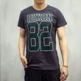 Remera negra de algodón con estampado frontal de la marca "Duxon" y el número 82 en verde con borde blanco.