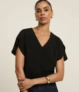 Blusa negra de manga corta con cuello en V, confeccionada en tejido de poliéster con efecto airflow y diseño de mangas tulipán cruzadas.