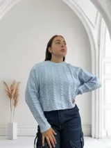 Sweater celeste de punto trenzado con cuello redondo y corte crop.