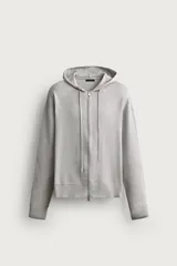 Sudadera hoodie relaxed fit de punto color gris, confeccionada en hilatura con viscosa de tacto suave, con cuello con capucha ajustable, manga larga, cierre frontal con cremallera y acabados en rib.