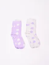 Pack de dos pares de medias de caña media con diseño de lunares. Un par es de color lila con lunares blancos y el otro es de color gris melange con lunares lilas.