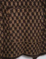 Jacket de punto con diseño geométrico en tonos marrones, cuello solapa grande, cierre frontal con botones y dos bolsillos delanteros.