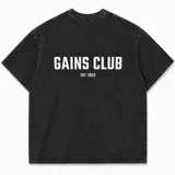 Remera negra con efecto stone wash, corte oversize, de manga corta y cuello redondo. Cuenta con estampado en blanco en la espalda con la inscripción 'GAINS CLUB' y 'EST. 2023'.