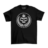 Remera negra de manga corta con estampa frontal blanca que presenta una calavera rodeada por una corona de hojas y una hoja de cannabis en la parte superior.