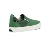 Zapatillas tipo slip-on Quiksilver modelo Shore, color verde con suela blanca de goma y elásticos laterales blancos. Presenta el logo de la marca estampado en negro en la parte superior.