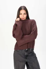 Sweater de tejido de punto color marrón, con cuello redondo y mangas largas anchas de tipo acampanado.