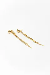 Aros colgantes plateados tipo ear jacket con diseño de múltiples cadenas finas colgantes.