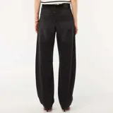 Pantalón jean de corte globo, tiro alto y diseño holgado en color gris lavado con efecto vintage.