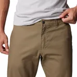 Pantalón de corte recto en color beige, con diseño funcional que incluye bolsillos laterales, bolsillos de seguridad con cierre y bolsillo específico para herramientas. Confeccionado con tecnología de protección solar.