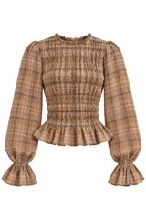 Blusa de manga larga con estampa a cuadros en tonos marrones y beige, cuello redondo fruncido y diseño con nido de abeja en el torso y puños acampanados con volados.