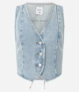 Chaleco de jean con escote en V, cierre frontal con botones metálicos y ruedo redondeado. Presenta un diseño clásico con lazo ajustable en la espalda.