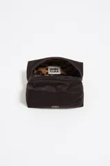 Neceser de nylon negro, de estructura blanda y forma rectangular con esquinas redondeadas. Posee cierre superior con cremallera metálica y logo de la marca en blanco en el frente.