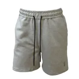 Bermuda deportiva gris con cintura elástica y cordón de ajuste.