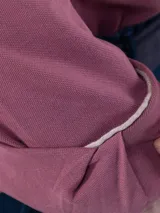 Camisa gris de punto liso para hombre, confeccionada en 100% algodón. Corte regular fit, cuello italiano, manga larga con puño simple y logo bordado en rojo en el pecho.