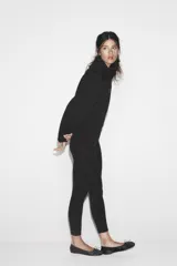 Leggings de tiro alto con cintura elástica y costuras marcadas a tono.
