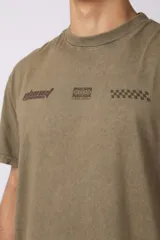 Remera de algodón con efecto de lavado snow-wash en color gris. Presenta un diseño de cuello redondo, mangas cortas y un estampado frontal minimalista con gráficos de estilo automovilístico y cuadros de meta.