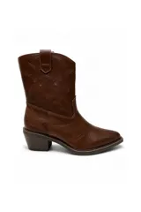 Bota texana de caña media color marrón, con diseño bordado en tono sobre tono, punta fina y tacón ancho.