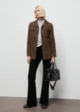 Jeans de terciopelo color negro, tiro alto y estilo flare, con diseño de cinco bolsillos y trabillas para cinturón.