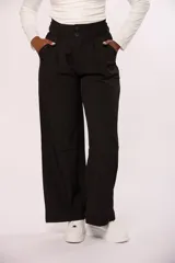 Pantalon sastrero de corte recto y tiro alto, con diseño de pinzas frontales, bolsillos laterales y cierre con botón.