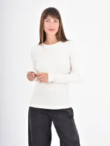 Remera de manga larga en color marrón, con cuello redondo y ajuste al cuerpo.