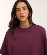 Remera de algodón color marrón óxido, de corte oversized, cuello redondo y manga corta.