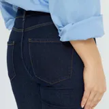 Pantalón de jean azul oscuro, de corte ajustado y tiro alto.