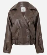 Campera de cuero sintético color marrón oscuro, con diseño de cuello blazer, cierre frontal cruzado, mangas largas estructuradas y ruedo con elástico fruncido.