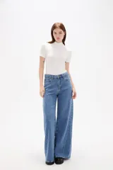 Pantalon de jean negro de corte ancho y tiro alto, con cierre frontal y bolsillos laterales.