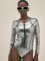 Enteriza plateada de manga larga confeccionada en neopreno, con cierre frontal y protección UV50.