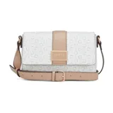 Cartera tipo bandolera Guess modelo Isabella, con diseño estructurado y estampado de monograma de la marca en tonos blanco y beige. Presenta una solapa frontal con detalle de placa metálica dorada con el logo de la marca y correa ajustable en color beige.