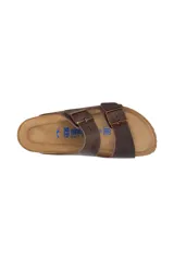 Sandalias Birkenstock Arizona con plantilla suave, confeccionadas en cuero aceitado color marrón habana, con dos correas ajustables con hebillas metálicas y plantilla anatómica de corcho y látex.