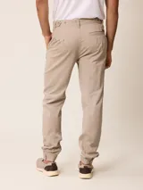 Pantalón bombacha de sarga azul marino, con pinzas en la cintura, bolsillos laterales y puños elásticos en los tobillos.