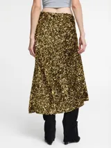Falda midi negra cubierta de lentejuelas doradas.
