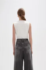 Body de poliamida al cuerpo con breteles anchos y escote cuadrado. Cuenta con cierre de broches en la parte inferior.