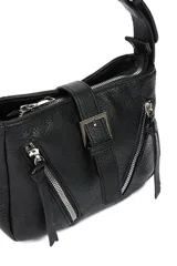 Bandolera plateada con correa larga y varios cierres con borlas.