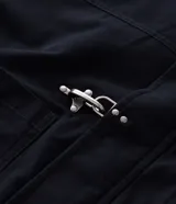 Campera de sarga de algodón con capucha, cierre frontal con cremallera y trabas metálicas decorativas. Presenta un bolsillo con cierre en la manga y puños elásticos, con un diseño de estilo utilitario.