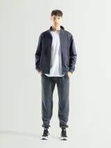 Campera polar negra con cierre frontal y bolsillos laterales.