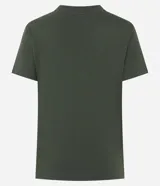 Remera básica de manga corta y cuello redondo en color verde militar, confeccionada en algodón sostenible.