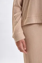 Hoodie de tejido rib color beige, con capucha, manga larga y corte holgado.