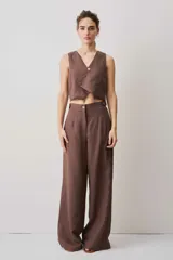 Chaleco cropped color chocolate con escote en V y diseño de cierre cruzado asimétrico con botones.