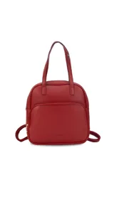 Mochila color bordó con doble asa superior, correas traseras regulables y bolsillo frontal con cierre. Se puede usar como mochila o como cartera.