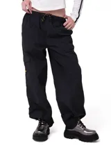 Pantalón cargo negro Caterpillar de corte relajado, con cintura elástica y cordón ajustable. Cuenta con bolsillos laterales y etiqueta tejida con el logo de la marca.