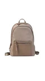 Mochila color beige, combinada con tela tipo impermeable y detalles en simil cuero. Tiene gran tamaño, asas combinadas, bolsillos al frente y compartimiento para notebook de 15".