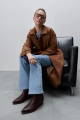 Jean flare de tiro medio, color celeste, con calce al cuerpo hasta la rodilla y pierna levemente acampanada.