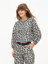 Camisa con estampado animal print de leopardo en tonos marrón, negro y blanco.