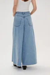 Pantalon de jean azul de corte ancho y tiro alto, con ruedo deshilachado.